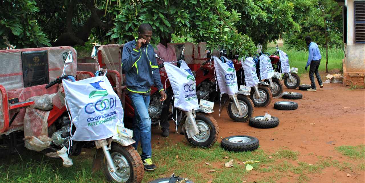 CAR: six three-wheeled vans delivered to National Association of Poultry Farmers