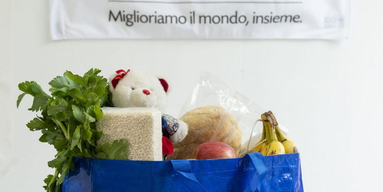 Dona una borsa di cibo ad una famiglia povera vicino a te