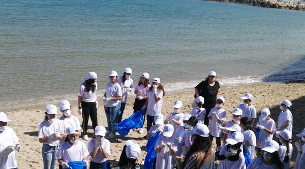 Lebanon: youngsters start beach clean-up