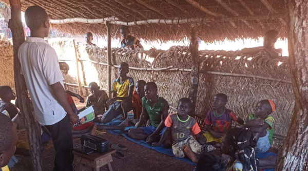 République centrafricaine. Avec des cours par radio, Céline se prépare à retourner à l'école.
