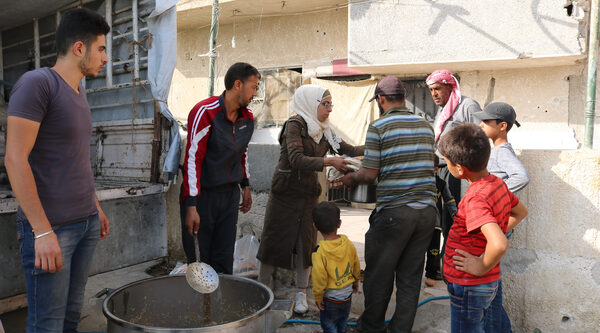 Approvvigionamento di pasti caldi per gli sfollati di Ghouta Est